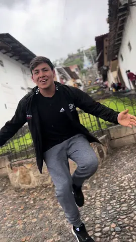 @LEO🎤FLORES🎼 casual, sacando los pasitos prohibidos por Cajamarca 🥳 ¿Ya se vienen carnavales no?🎉