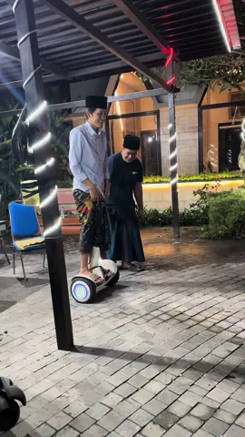 Pertama kali gus iqdam naik hoverboard  #gusiqdammuhammad #sabilutaubah #hajibeky 