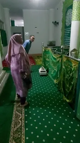 alhamdulillah dari kecil sudah di ajak ajak keliling ziarah ke makam para orang orang sholeh. #Halo2024 #ziarah #mesjidagungkarawangsyechquro #hijabergallery 