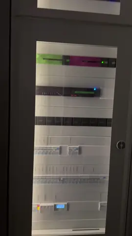 Rozdzielnia elektryczna w inteligentnym domu. System automatyki domowej zrealizowany w oparciu o Loxone. SmartDom.Eu #rozdzielnia #smartdom #elektryka #loxone #cardco #budowadomu #inteligentnydom #automatyka #rozdzielnice #aparatyelektryczne @Loxone_PL 