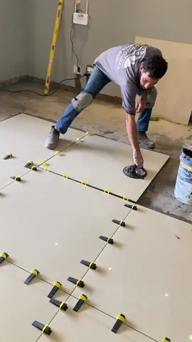 Assentamento de porcelanato 90x90  Piso lindo #piso #construcao #obra #porcelanato #pedreiro #engenhariacivil #azulejista #construction #dicas #acabamentos #nivelador #tecnologia 