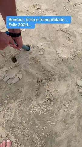 PRAIA DO LUZ - Imbituba SC: Escolhemos a forma mais prática de montarmos o guarda-sol, com um “saca areia” que custa cerca de R$20,00. Sombra garantida e segura, sem risco do guarda-sol voar.  #praiadoluz #imbituba 
