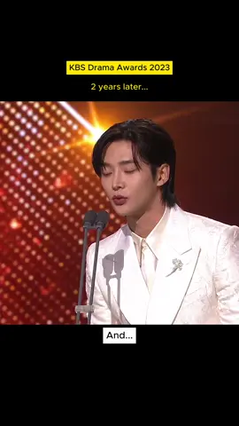 rowoon dissing his sister on national television again... #rowoon #kbsdramaawards #noona #로운