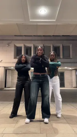🫂 #triplets #tiktokdeutschland #tiktokgermany #tiktokfrankreich🇫🇷 #tiktokfrance #tiktokuk #tiktokusa #tiktokschweiz #tiktokindia #camerountiktok🇨🇲 #tiktoker #trending #dance #fypシ゚viral #fypシ #vibes #family #cousins 