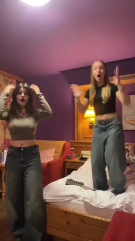 👭 #fyp #foryoupage #viral #style #brunette #blonde #pretty #y2k #fashion #emoloaice #friends#smiley #girls #funny @ǝl∀❤️‍🔥 