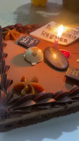 Joyeux anniversaire à moii 🎁❤️ #fyppppppppppppppppppppppp #happybirthday #happybirthday #birthdaypar #twentyfive #fyp #viral #algeria #الشعب_الصيني_ماله_حل😂😂 #constantine #constantine#hasna #pourtoi #december #chanel #cake 