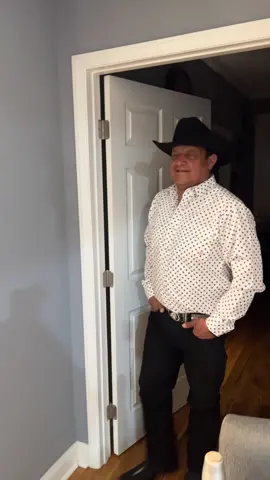 Mi papa se lucio  on las botas nuevas #añonuevo #mipapa #fyp #hispanicparentsbelike #mexicanfamily #mexicanparents 