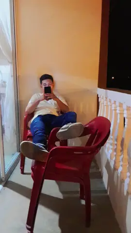 como cuando mi hermano solo. esta pegado en el telefono @Marcos Ibarbo 🤣