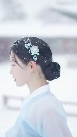 23년 12월 30일 눈내리는 경복궁에서  겨울님과 함께 아랑한복 입고서 눈촬영을 해보았습니다 풀버전은 유투브에서 보세요 https://youtu.be/tIZwvXGiovs?si=d1xoQyJu7TFNVnPj  #아랑한복 #경복궁 #경복궁한복 #한복대여 