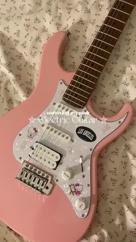 I LOVE THE COLOR SO MUCH! aku blm tau cara main yg elektrik gt sih tp gpp nanti belajar😆😆💝💝💝 #electricguitar #electricguitars #cort #cortguitars #guitartok #pinkelectricguitar #gitarlistrik 