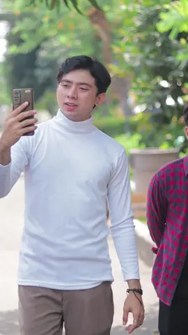 Beratnya LDR, ada saja godaan cewek lain. #SerialTikTok #TikTokTainment #TikTokSeries #TikTokSeriesFuture #drama #argarhespati #suneedaycreative #dramatiktok #viraltiktok #ichalovely #kehidupan #pacaran #ldr #cinta 