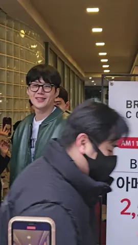 Selesai kerja hari ini 🤗 Hari ini pake sweater pemberian fans Jepang~ Jadwal teater Januari banyak bangett, kejar tayang sebelum FM BKK ya 🤭 #seonho__kim #seonho #kimseonho #김선호 