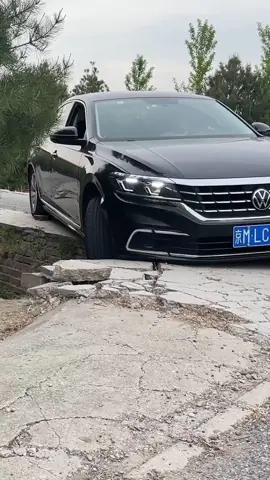 If your car falls into a ditch, you can try this method #tips #car #driving #foryou