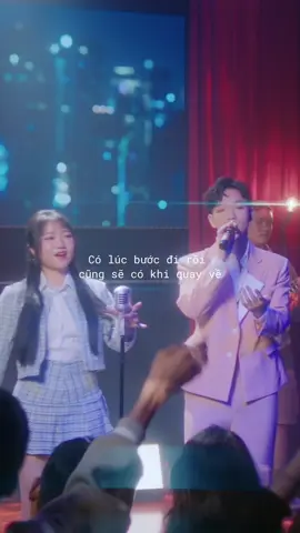 Ngồi lại, cắm tai nghe, nép vào và cùng nghe “Nơi pháo hoa rực rỡ