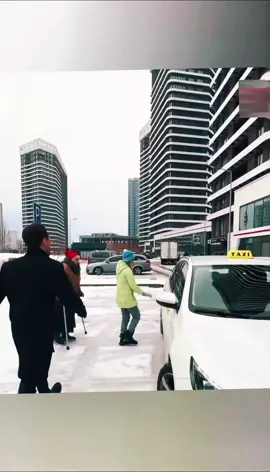 heart warming.  #fyp #people #car #Love #kindness #kind #moment #goodthing #help #helping #foryou #foryoupage #foryourpage #fypシ #fypシ゚viral #fypage #fyp 