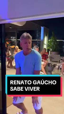 ELE SABE VIVER!😅 Renato Gaúcho estava soltiinho na virada de ano. #FutebolNaESPN #brasil #futebol #renato #gaucho #tiktokesportes via: carolinaportaluppi 