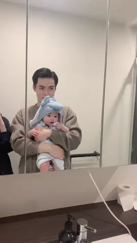 潘爸乐爷：那个每天由爸爸洗澡的宝宝，长大啦！ baby leye & pan #baby   #dadlife  #babyboy  #family #funnybaby #familygoals #newborn