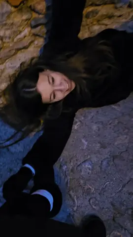 @Kim 🎀 tombe et marche dans le caca @Fanny n'aide pas et elle me frappe c'est le monde à l'envers 🤷‍♂️🤣sinon sympa castelnou on valide la balade😜