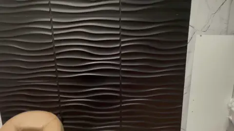 Yeni Nesil Yapışkanlı 3D Duvar Paneli - Kurulumu oldukça basittir, - Temizliği kolay, yıkanabilir,boyanabilir, - Isı ve ses yalıtımı sağlar 💬 Bilgi için DM ile bize ulaşın. #evdekorasyonu #dekorasyonfikirleri #duvarkağıdı #3dduvarkağıdı #içmimar #evyenileme 