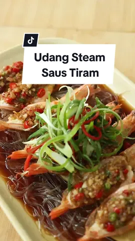 Menu ala resto, Udang Steam Saus Tiram. Bikinnya mudah, hasilnya spesial cocok disajikan buat tahun baruan bersama keluarga.  Resep Udang Steam Saus Tiram (untuk 2 porsi)  Bahan marinasi udang: 8 pcs udang peci es batu maizena air  Bahan topping bawang: 100 gr bawang putih cincang 4 buah cabai merah keriting, iris 10 buah cabai rawit hijau, iris 1 sdm kecap asin 1 sdm saus tiram ¼ sdt merica ½ sdt kaldu ayam bubuk 1 sdt gula pasir 1 sdt maizena 45 ml minyak  Bahan saus siraman: 3 sdm kecap asin 1 sdm saus tiram 2 sdt gula pasir 100 ml air  Bahan lainnya: jahe daun ketumbar, rendam air es cabai merah, iris & rendam air es daun bawang, iris & rendam air es sohun, rendam air hangat  Langkah: 1. Belah punggung udang lalu bilas hingga bersih. Pindahkan ke dalam mangkuk 2. Marinasi dengan maizena, garam, es batu dan air, aduk rata. Diamkan selama 15-30 menit 3. Panaskan minyak, goreng sebagian bawang putih hingga wangi lalu pindahkan ke dalam mangkuk 4. Masukkan sisa bawang putih mentah, cabai rawit hijau, cabai merah keriting, kaldu ayam bubuk, gula pasir, merica, kecap asin, saus tiram dan maizena, aduk rata 5. Siapkan piring anti panas, susun sohun, jahe, udang dan toping bawang di atas udang. Kukus selama 5-6 menit 6. Untuk saus siraman, siapkan wajan masukkan air, kecap asin, gula pasir dan saus tiram, masak hingga mendidih 7. Angkat udang dari kukusan, tuang saus siraman. Susun garnish lalu siram dengan minyak panas 8. Udang steam saus tiram siap disajikan  Bumbu utamnya aku pakai Royco Saus Tiram. Gurih, asin manisnya pas dan nggak amis bikin masakan jadi naik level. Yuk cek produk dan inspirasi lainnya di instagram @roycoindonesia #MasakMudahMurahMewah #LezatAlaResto 