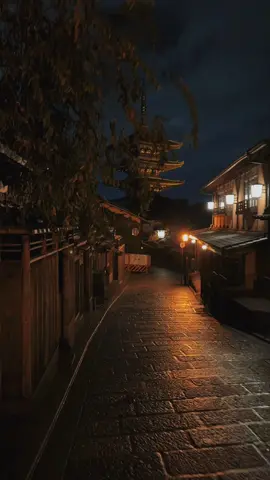 Night walks through the streets of Ninenzaka Kyoto. 🇯🇵 📍Japan, Ninenzaka, Kyoto #kyoto #ninenzaka #traveltok #nightwalk #traveltiktok #night #japan #fyp #japanttravel 