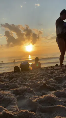 Na virada de ano no universo paralelo de 2024, as celebrações foram marcadas por uma fusão única de tradições terrestres e elementos extraordinários.  Enquanto fogos de artifício coloridos iluminavam o céu, portais interdimensionais se abriram, conectando diferentes realidades em uma dança fascinante de luz e som.  Os habitantes desse universo experimentaram um momento mágico de reflexão e esperança, com a promessa de um ano novo repleto de possibilidades além da compreensão humana. #up17 #pratigi #itubera #bahia 