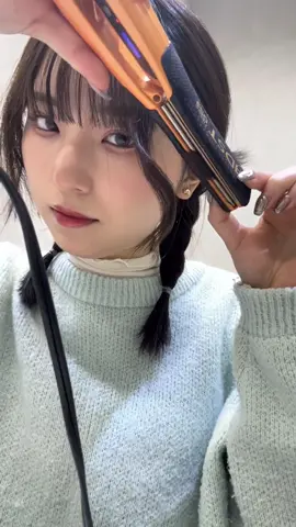 【ストレートアイロンで巻く横髪の巻き方🖤】 今姫カットしてるので少し重ためにみえますが、 横髪短くても長くても重ためでも 同じ巻き方してます🥰 . . . . . #福岡美容室 #天神美容室 #おすすめ #ブリーチなしカラー #ベージュカラー#ヘアアレンジ #簡単ヘアアレンジ#顔周りカット #顔まわりレイヤー #顔周り巻き方 #横髪 巻き方 #前髪の巻き方