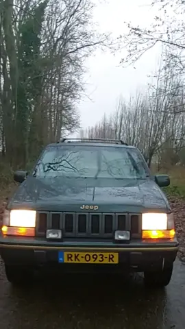 when the rain begins to fall on the 90s #1994 #grandcherokee #zj #limited #90s #jeep #chrysler #4x4 #suv #luxurycar #keephistoryalive #remember #backintime #inline6 #4litre 