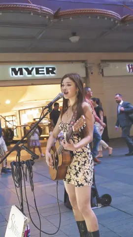 But i’m a creep 🥹 #creep #radiohead #radioheadcreep #shirina #busking #busker 