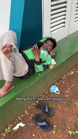 udah lama ga pake sepatu si abang