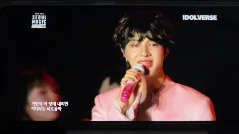 ร้องไห้เหมียนหมาาาา ภูมิใจมากกก ใครจะไปคิดว่างานประกาศรางวัลที่เราดูตั้งแต่สมัยเป็นติ่งเกาหลี จนวันนี้ลูกชายหัวแก้วหัวแหวนได้เป็นตัวแทนประเทศไทยขึ้นไปร้องเพลง แถมได้รางวัลกลับมาด้วยยยยย ฮื่ออออ ฝันที่ไม่กล้าฝัน น้องนิวเก่งมากๆ เก่งที่สุดเลย หม่ามี๊แสนจะภูมิใจ🥹  @NuNew  #The33rdSMAxZeeNuNew #SMAinBKK #nunew #zeenunew 