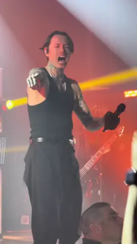 When the crowd signs 🙌 #limits #badomens #tdopom #concretejungletour #noahsebastian #badomensband #badomenscult 