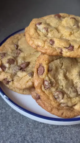Small Batch Brown Butter Chocolate Chip Cookies 🍪 1/2 cup unsalted butter, browned 2/3 cups light brown sugar 1/4 cup white granulated sugar 1 large egg, room temp. 1 1/2 tsp vanilla extract 1 cup all purpose flour 1/4 tsp baking soda 1/4 tsp baking powder 1/2 tsp baking salt or regular salt Add ins : chocolate chips of your choice, measure with your heart Bake Temperature: 350F Bake Time: 13-14 minutes Yields: 12-14 cookies 🍪 1. Preheat oven to 350F. 2. Brown your butter in a saucepan on medium heat. 3. Be sure to whisk occasionally. DO NOT WALK AWAY. 4. It will start to bubble up and give a nutty aroma. 5. Once it looks a light brown color take off and let cool.  6. In a bowl, add your flour, baking soda, baking powder, and salt. Mix and set aside. 7. In another bowl, add your cooled brown butter, white sugar, and brown sugar. Cream together for about a minutes until everything is fully combined. 8. Add your egg and vanilla extract. Mix. 9. Combine your wet and dry ingredients. 10. Add your chocolate chips and fold into cookie dough. 11. Cover cookie dough and place in fridge to cool for 30 minutes. 12. Once cooled, take out and start scooping your cookie dough balls. 13. Place on a baking sheet lined with parchment paper. 14. Bake at 350F for 13-14 minutes. 15. Take out and let cool for 5-10 minutes or enjoy warm 🍪 #brownbutter #brownbutterchocolatechipcookies #chocolatechip #chocolatechipcookies #chocolatechipcookierecipe #cookierecipe #desserttiktok #zeetheintrovert 