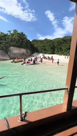 ILHA DO CAMPECHE NA ALTA TEMPORADA  Fizemos o passeio com a @scunaquerubim que sai da Barra da Lagoa todos os dias as 10:00 e retorna em torno das 16:20, levando em torno de 75 minutos para chegar até lá.  Permanência na ilha 4 horas  Por lá tem somente um restaurante que aceita pix e dinheiro  Atenção: é proibido levar animais e churrasqueira. Fora isso pode levar o que quiser  Valor fixo R$200,00 e crianças até 7 anos não pagam  Agora conta aqui pra gente, quem você convidaria pra conhecer esse paraíso e já aproveita e salva a dica pra ver depois 😉 #ilhadocampeche #descobrindofloripa #campeche #dica 
