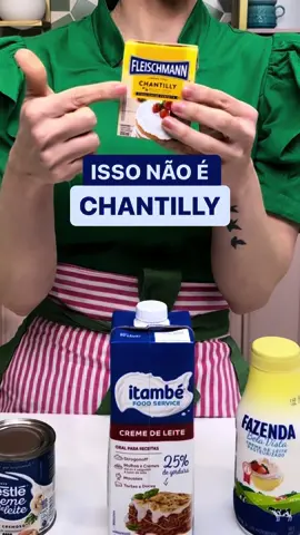 Eu não sei se você sabe, mas isso não é chantilly. O verdadeiro chantilly fazemos com creme de leite fresco beeem gelado. Esse eu amooo. Agora esse creme tipo de chantilly eu prefiro passar longe. Pra decorar bolo, eu só utilizo buttercream. Agora me conta, você sabia que isso não era chantilly mesmo?