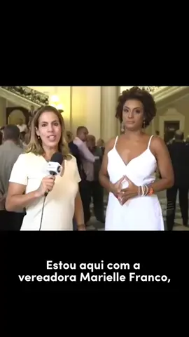 Lembrar desse dia é lembrar também dos sonhos dela. É lembrar da força que ela pulsa — e me recuso a usar o passado porque ela vive e ainda pulsa em nós, que seguimos por ela e por tudo que ela inspira. Lembrar do que foi a campanha da Marielle para vereadora e da emoção e do nervosismo ao acordar no dia 1º de janeiro de 2017 para se arrumar para a posse é também lembrar que ela realmente acreditava que uma outra cidade é possível. Eu também acredito! Acredito que o caminho que Marielle abriu com sua luta e seu compromisso com os direitos humanos é um caminho sem volta para nós mulheres, para a favela, para a população preta e para a comunidade LGBTQIAP+. Que em 2024 a cidade do Rio de Janeiro sinta a força de Marielle em cada dia para inspirar a transformação e a justiça social. Que em 2024 o Brasil e o mundo tenham a resposta que nos devolva a fé na Justiça e saibamos #QuemMandouMatarMarielleFranco. Que sejam responsabilizados todos os envolvidos nesse crime que nos tirou Marielle e Anderson e que partiu a democracia do nosso país, e que tenhamos uma sociedade que não tolera a barbárie e a violência como método político, e que a impunidade não seja a regra. Que 2024 seja um ano de #JustiçaPorMarielleEAnderson e pelo Brasil! #repost do vídeo via Instituto Marielle Franco #mariellefranco #marielle #rio #brasil 