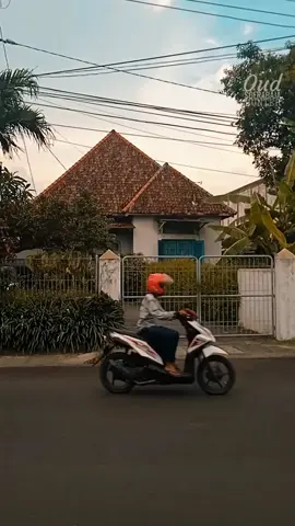 Bekas rumah dinas spoorwegen di Jl. Sawentar Surabaya (Wenckebach Straat te Soerabaia)  #rumahtua #rumahbelanda #spoorwegen #bangunantua #bangunanbelanda #pojoksurabaya #exploresurabaya #aslisuroboyo #kotatua #kotatuasurabaya #banggasurabaya #lovesurabaya #blusukansurabaya 