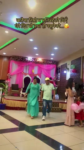 बातैमा तिम्रो म भुलिरहेको थिएँ धेरै दिन भो क्या हो नसुनेको लडबडिने बोलीलाई लडबडिन देऊ है दोष फेरि तिम्रो असरकै तर्सिरहने मनलाई तर्सिन नदेऊ है भोलिपर्सि आउँछु म तिम्रै #lionbhawani #lionking #foryoupage #keepsupporting #bunuhangma_ #numafung #mysaughter #mikeefung #sushantakcsong #familygoal #jhyalbata@Bunuhangma_Limbu 