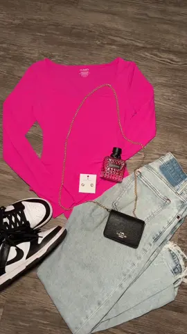 algo casual🩷 #OOTD #ouftit #fyp #parati #ofni #xzyabc #casualoutfits #grwm #outfitideas #fresaoutfit #fresa 