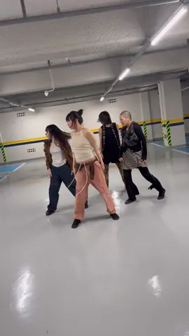 Music by Rosalía - BIZCOCHITO Choreographer  @inyoungsss Dancer  @yuishinyui @onda.haesu @dorocyyyyyyy In @artxstay @airl_official #rosalia #bizcochito #dance #dancer #choreography #movement #airl #challenge 