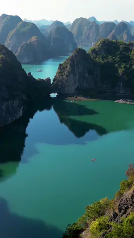 We had so much fun kayaking in Ha Long Bay ⛰ #vietnam #halongbay #halong #vietnamtravel #lanhabay #catba #fyp 