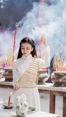 Áo dài ôm chiếc lưng thon  Thướt tha mềm mượt nét son dịu dàng .#vinphotography #chupaodai #vinfoto #photography #chupanhnangtho #aodaitet #chupaodaixuan #fashionfilm 