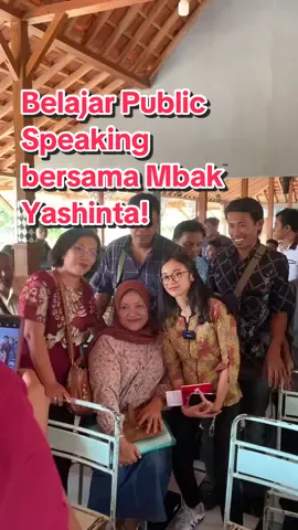 Berikut sedikit tips dari Mbak Yashinta mengenai bagaimana caranya agar bisa pede ngomong di depan publik! Kulik visi, misi, dan program kerja Mbak Yashinta lebih jauh melalui laman web: yashintasekarwangi.com __ Kenali dan kunjungi kami: Instagram @yashinta.istimewa Bale Rakyat Yashinta (08112654066) #SekarwangiGemati #YashintaSekarwangi #YashintaIstimewa #DPD #Caleg #Pemuda #PublicSpeaking #PercayaDiri #SelfImprovement 