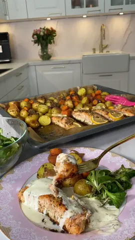 Zutaten:  Lachsfilet  Olivenöl  Salz Pfeffer  Gemahlener Kreuzkümmel  Pizzagewürz oder Garten Kräutergewürz  (Thymian, Basilikum, Rosmarin, Knoblauch)  Kartoffeln  Möhren  Zwiebel  Salz  Pizzagewürz oder Gartenkräuter Für die Sauce:  1 TL Butter  2 TL Mehl  200 ml Sahne  200 g Creme Fraiche  Dill  Salz  Pfeffer  Zitronensaft  Ober- Unterhitze 200 grad  Backzeit: 30 min.  #lachsfilet #lachsgericht #lachsrezept #mittagessen #essen #mahlzeit #fürdich #foryou #fry #foryoupage #frypage #fürdichseiteシ #fürdichseiteviral 