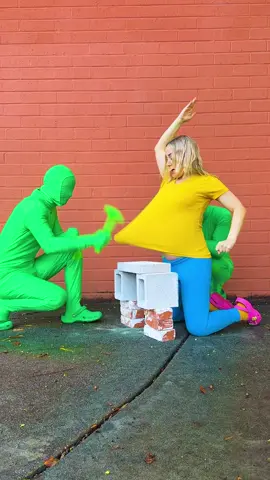 Who wants to see the results? 👀🤜 🧱 #happykelli #behindthescenes #pregnant 