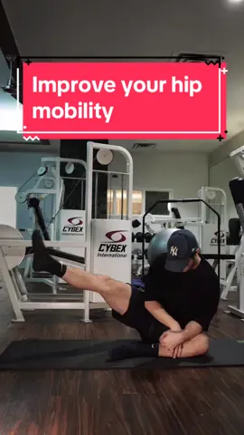 Porque mejorar la movilidad?  Mejora del rendimiento en el gimnasio: El entrenamiento de movilidad te ayuda a desarrollar articulaciones funcionales, músculos más capaces, mayor variabilidad de movimiento.  Ampliación del rango de movimiento: Un trabajo de movilidad adecuado no solo expande el rango de movimiento, sino que también desarrolla fuerza y control en ese rango. Así que desarrollas movilidad ACTIVA, no solo flexibilidad pasiva, que solo es útil para fotos en IG. revención/mitigación de lesiones: ¿Quieres un cuerpo más fuerte y resiliente? La movilidad ayuda a fortalecer tu cuerpo en varios rangos de movimiento, para que puedas reducir la posibilidad de lesiones y superar lesiones antiguas molestas. No estás limitado por tu edad, solo estás limitado por la calidad de tu movimiento. Mejora la calidad de tu movimiento, mejora la longevidad y la calidad de tu vida. Vas a fortalecer tus áreas de debilidad y limitación, haciéndote más capaz dentro del gimnasio y en los deportes. + movilidad = + habilidad + musculo #muscle #motivation #inspiration #gym #motivational #Fitness #GymLife #mobility #strenght #workout ##hipmobilityexercise #hipmobility 