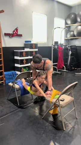 Bodybreaker 1 on 1 private🔥  . . 📝Bodybreaker Theraband + Folding Chairs 🧠Bodybreaker 📍Stars Dance Studio 💃🏼Giselle 🧑🏽‍🏫Julian . . #dance #dancer #flexibility #flexibilitytraining #strong #strengthtraining #strength #stretching #stretch #dancemoms #dancestudio #ballet #ballerina #bodytechmethod #technique #athlete #sport #balance #instagram #gymnastic #rhythmicgymnastics 
