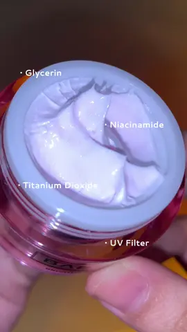 Ini dia Glowing Day Cream Baby Pink yg di formulasikan dgn kandungan UV filter untuk melindungi kulit dari paparan sinar matahari, Dan di lengkapi dgn kandungan Niacinamide, Glycyrrhiza Glabra Extract untun membantu mencerahkan, dan menutrisi kulit wajah agar tetap lembab @Babypink Skincare #glowingdaycream #daycream #babypinkskincare #babypink #fyp 