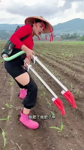 This thing is too magical, no need to bend down, greatly improving efficiency#corn #fertilizer #applicator #tiktok #gardening 