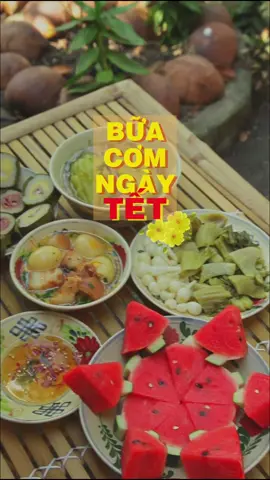 Cùng đi nấu 1 mâm cơm ngày Tết với Khói Bếp và Gió nha! Không khí cuối năm làm ai cũng nôn Tết. Thèm không khí mâm cơm đoàn viên với những món quen thuộc như thịt kho tàu, canh khổ qua, củ kiệu, dưa hấu Mời mọi người cùng ăn với Vinh nha! #khoibepvagio #buacomque #mientay #xuhuong #ancungtiktok #trending #longervideos #foryou #yp #tetcotruyen #lauracoffee #NhatKimAnh 